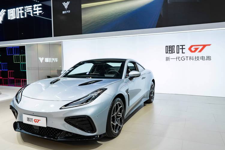 东莞19哪吒汽车在智能汽车领域的表现，领途汽车在新能源汽车市场中的影响力